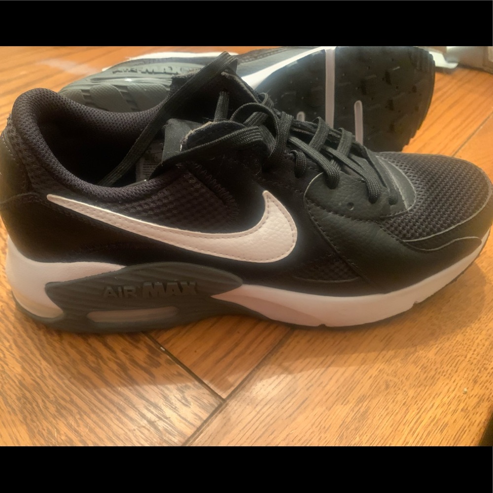 Womens Nike air max size 9 , it fits a 8.5.